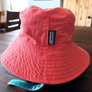 Reversible Baby Patagonia bucket hat with chin strap.  Size 6-12 months.